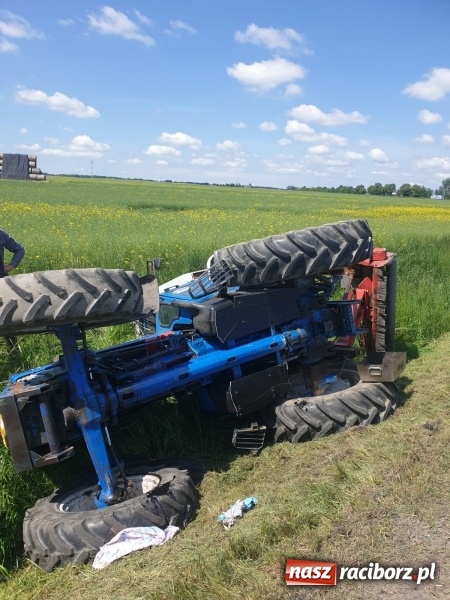 Zdjęcie w galerii na portalu naszraciborz.pl: Pechowe koszenie na DK 45. Traktor stoczył się do rowu  wiadomości z regionu