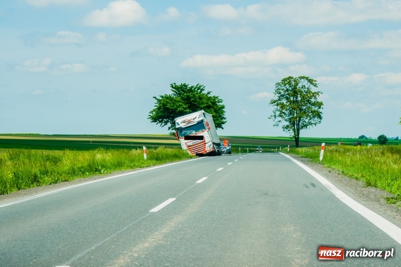Zdjęcie w galerii na portalu naszraciborz.pl: Pechowe koszenie na DK 45. Traktor stoczył się do rowu  wiadomości z regionu