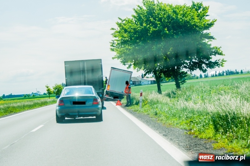 Zdjęcie w galerii na portalu naszraciborz.pl: Pechowe koszenie na DK 45. Traktor stoczył się do rowu  wiadomości z regionu