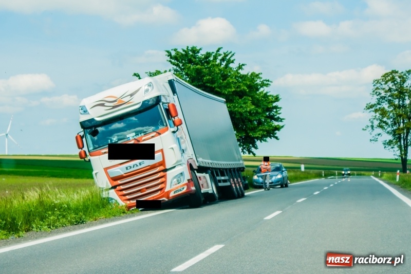 Zdjęcie w galerii na portalu naszraciborz.pl: Pechowe koszenie na DK 45. Traktor stoczył się do rowu  wiadomości z regionu