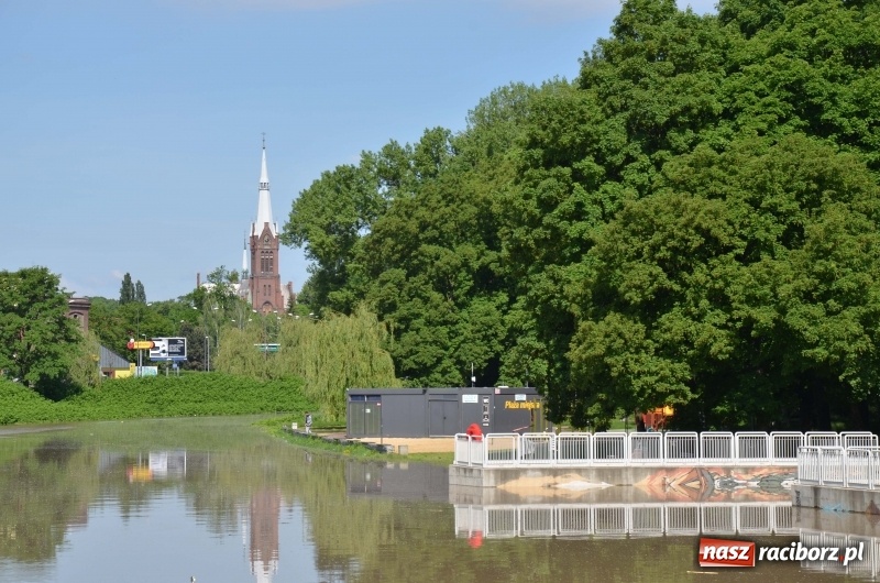 Zdjęcie w galerii na portalu naszraciborz.pl: Wezbranie 2019 - najwyższy stan na Odrze miejskiej. Wizyta komendanta głównego straży pożarnej wiadomości z regionu