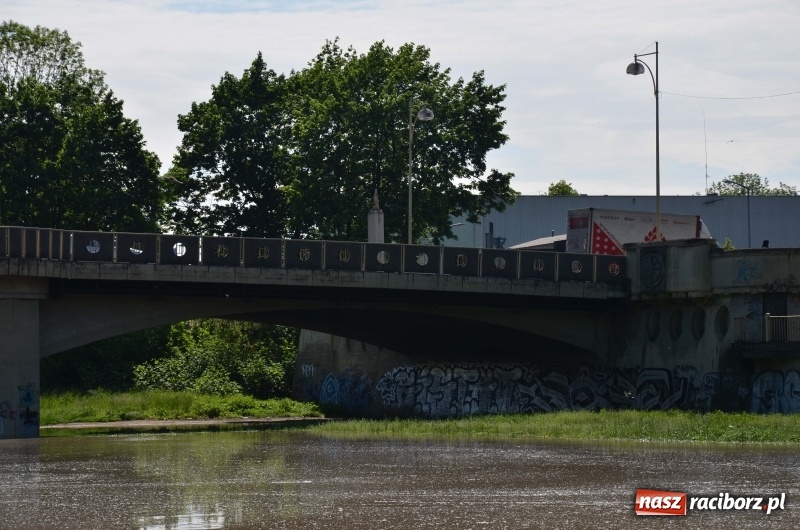 Zdjęcie w galerii na portalu naszraciborz.pl: Wezbranie 2019 - najwyższy stan na Odrze miejskiej. Wizyta komendanta głównego straży pożarnej wiadomości z regionu