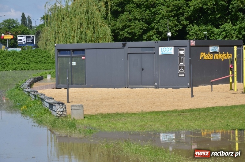 Zdjęcie w galerii na portalu naszraciborz.pl: Wezbranie 2019 - najwyższy stan na Odrze miejskiej. Wizyta komendanta głównego straży pożarnej wiadomości z regionu