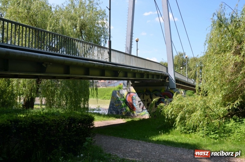 Zdjęcie w galerii na portalu naszraciborz.pl: Wezbranie 2019 - najwyższy stan na Odrze miejskiej. Wizyta komendanta głównego straży pożarnej wiadomości z regionu