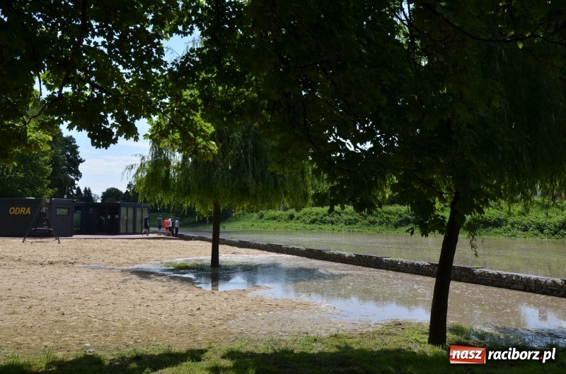 Zdjęcie w galerii na portalu naszraciborz.pl: Wezbranie 2019 - najwyższy stan na Odrze miejskiej. Wizyta komendanta głównego straży pożarnej wiadomości z regionu