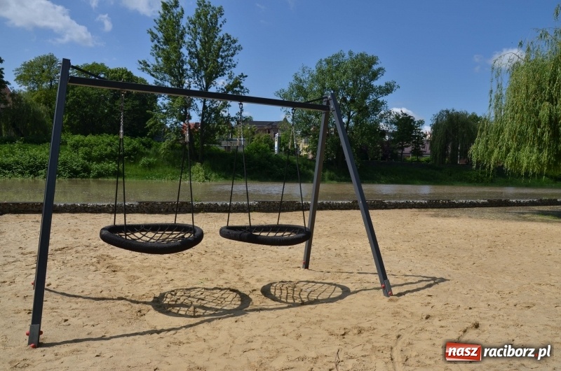 Zdjęcie w galerii na portalu naszraciborz.pl: Wezbranie 2019 - najwyższy stan na Odrze miejskiej. Wizyta komendanta głównego straży pożarnej wiadomości z regionu