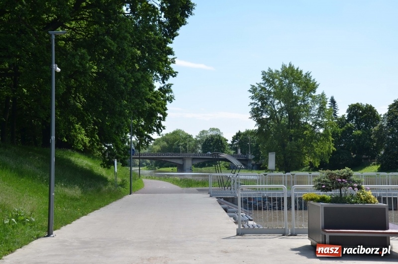 Zdjęcie w galerii na portalu naszraciborz.pl: Wezbranie 2019 - najwyższy stan na Odrze miejskiej. Wizyta komendanta głównego straży pożarnej wiadomości z regionu