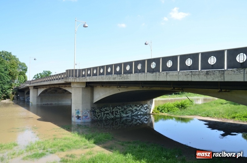 Zdjęcie w galerii na portalu naszraciborz.pl: Wezbranie 2019 - najwyższy stan na Odrze miejskiej. Wizyta komendanta głównego straży pożarnej wiadomości z regionu