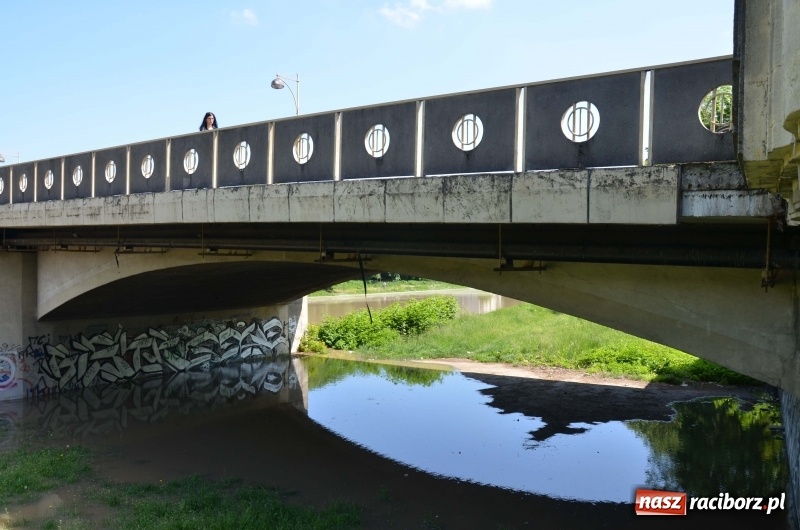 Zdjęcie w galerii na portalu naszraciborz.pl: Wezbranie 2019 - najwyższy stan na Odrze miejskiej. Wizyta komendanta głównego straży pożarnej wiadomości z regionu