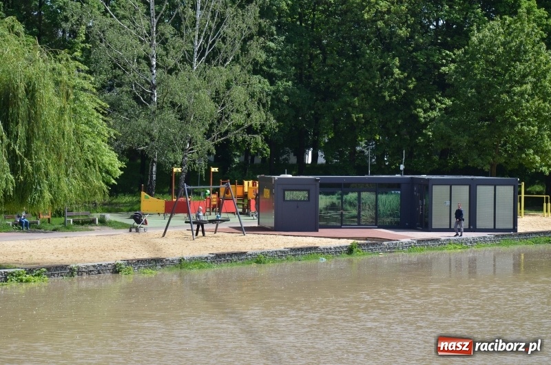 Zdjęcie w galerii na portalu naszraciborz.pl: Wezbranie 2019 - najwyższy stan na Odrze miejskiej. Wizyta komendanta głównego straży pożarnej wiadomości z regionu