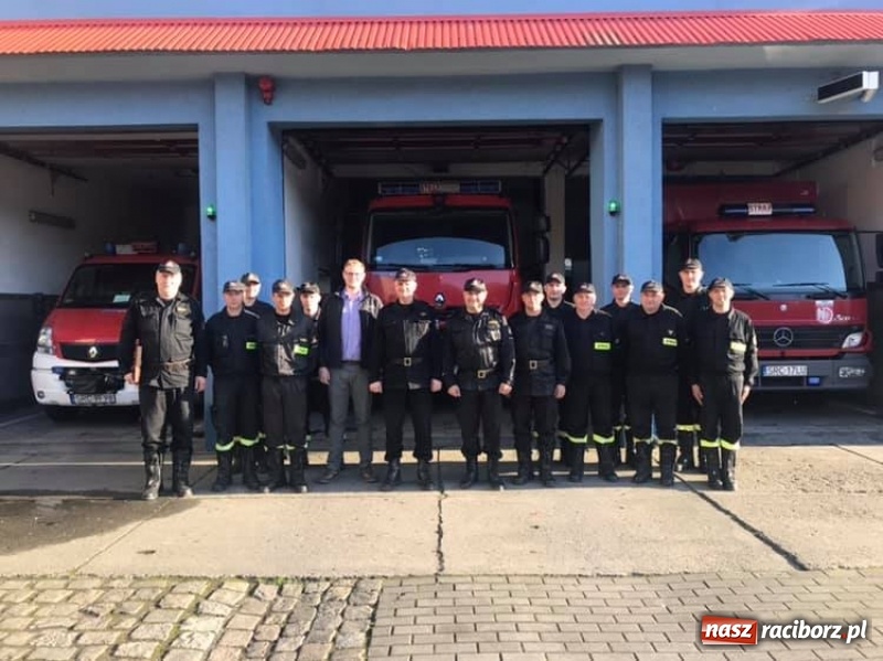 Zdjęcie w galerii na portalu naszraciborz.pl: Wezbranie 2019 - najwyższy stan na Odrze miejskiej. Wizyta komendanta głównego straży pożarnej wiadomości z regionu