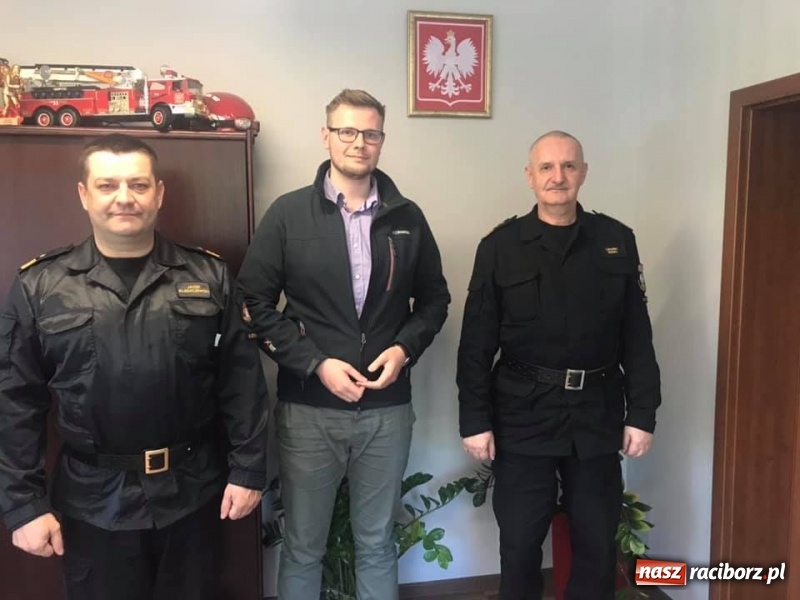 Zdjęcie w galerii na portalu naszraciborz.pl: Wezbranie 2019 - najwyższy stan na Odrze miejskiej. Wizyta komendanta głównego straży pożarnej wiadomości z regionu