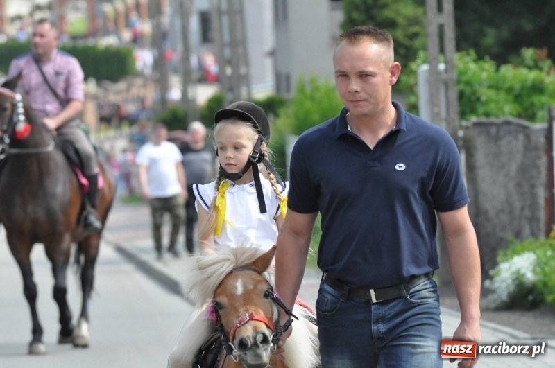 Zdjęcie w galerii na portalu naszraciborz.pl: W Raciborzu Brzeziu poszli ze św. Urbanem [FOTO i WIDEO] wiadomości z regionu