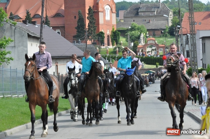 Zdjęcie w galerii na portalu naszraciborz.pl: W Raciborzu Brzeziu poszli ze św. Urbanem [FOTO i WIDEO] wiadomości z regionu