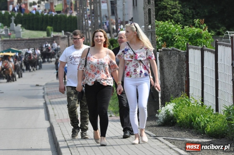 Zdjęcie w galerii na portalu naszraciborz.pl: W Raciborzu Brzeziu poszli ze św. Urbanem [FOTO i WIDEO] wiadomości z regionu
