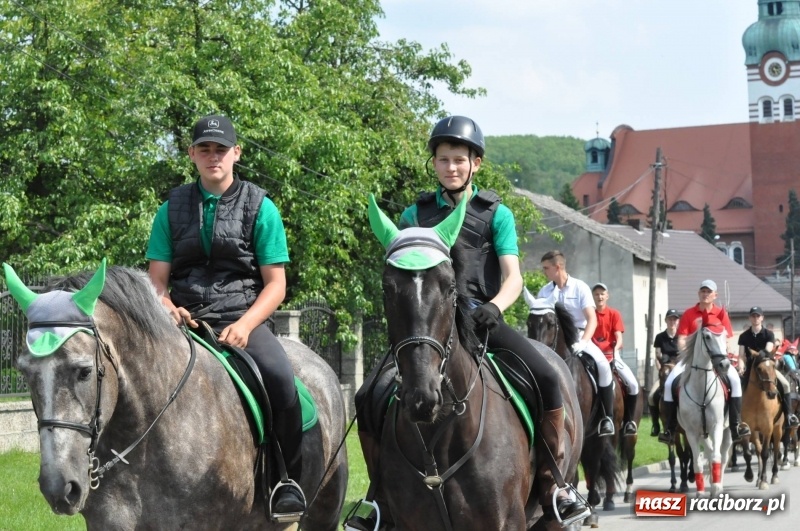 Zdjęcie w galerii na portalu naszraciborz.pl: W Raciborzu Brzeziu poszli ze św. Urbanem [FOTO i WIDEO] wiadomości z regionu