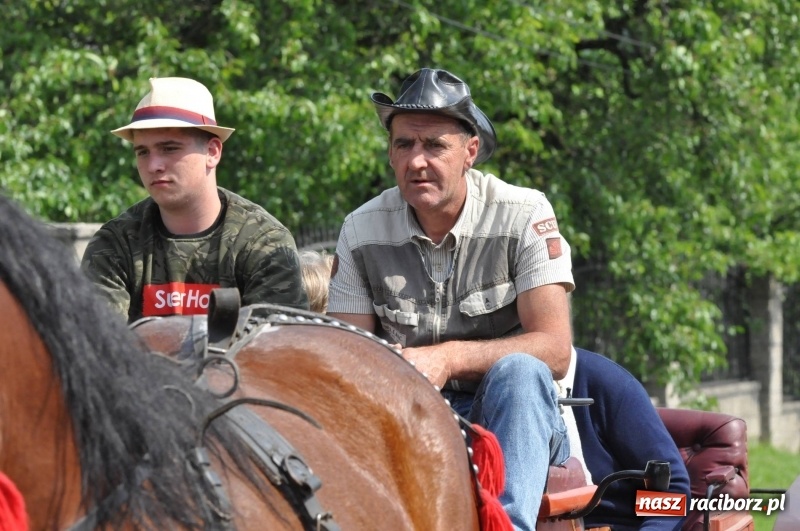 Zdjęcie w galerii na portalu naszraciborz.pl: W Raciborzu Brzeziu poszli ze św. Urbanem [FOTO i WIDEO] wiadomości z regionu