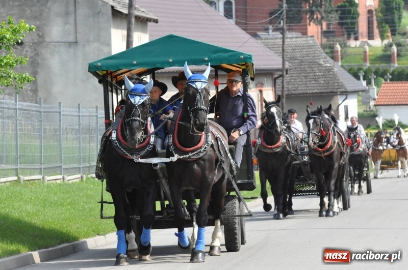 Zdjęcie w galerii na portalu naszraciborz.pl: W Raciborzu Brzeziu poszli ze św. Urbanem [FOTO i WIDEO] wiadomości z regionu