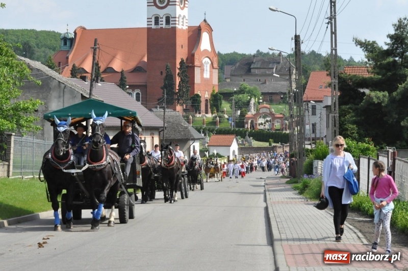 Zdjęcie w galerii na portalu naszraciborz.pl: W Raciborzu Brzeziu poszli ze św. Urbanem [FOTO i WIDEO] wiadomości z regionu