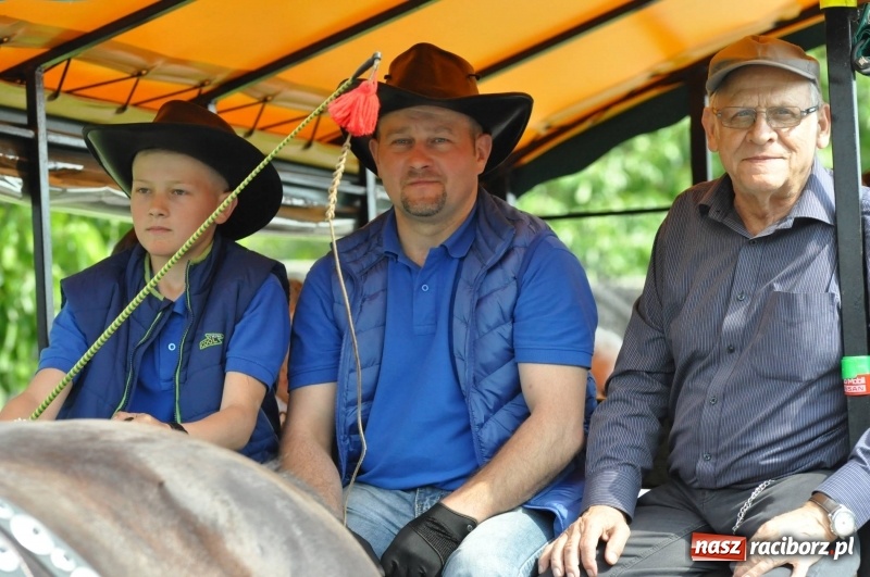 Zdjęcie w galerii na portalu naszraciborz.pl: W Raciborzu Brzeziu poszli ze św. Urbanem [FOTO i WIDEO] wiadomości z regionu