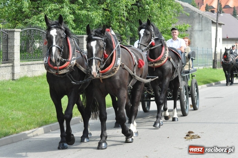 Zdjęcie w galerii na portalu naszraciborz.pl: W Raciborzu Brzeziu poszli ze św. Urbanem [FOTO i WIDEO] wiadomości z regionu