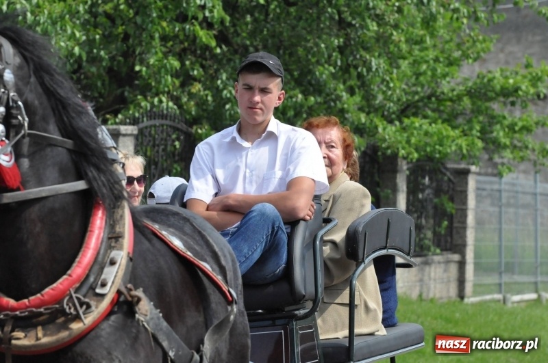 Zdjęcie w galerii na portalu naszraciborz.pl: W Raciborzu Brzeziu poszli ze św. Urbanem [FOTO i WIDEO] wiadomości z regionu