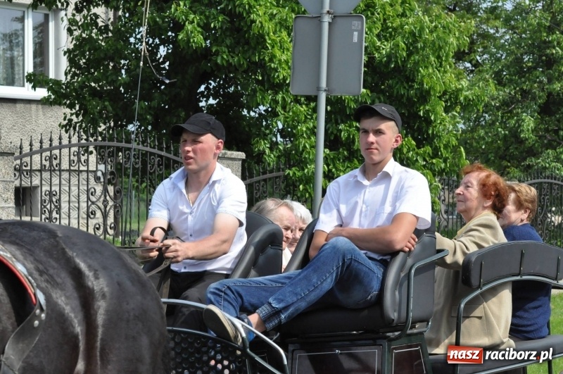 Zdjęcie w galerii na portalu naszraciborz.pl: W Raciborzu Brzeziu poszli ze św. Urbanem [FOTO i WIDEO] wiadomości z regionu