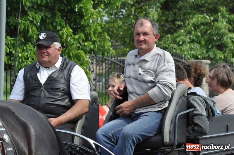 Zdjęcie w galerii na portalu naszraciborz.pl: W Raciborzu Brzeziu poszli ze św. Urbanem [FOTO i WIDEO] wiadomości z regionu