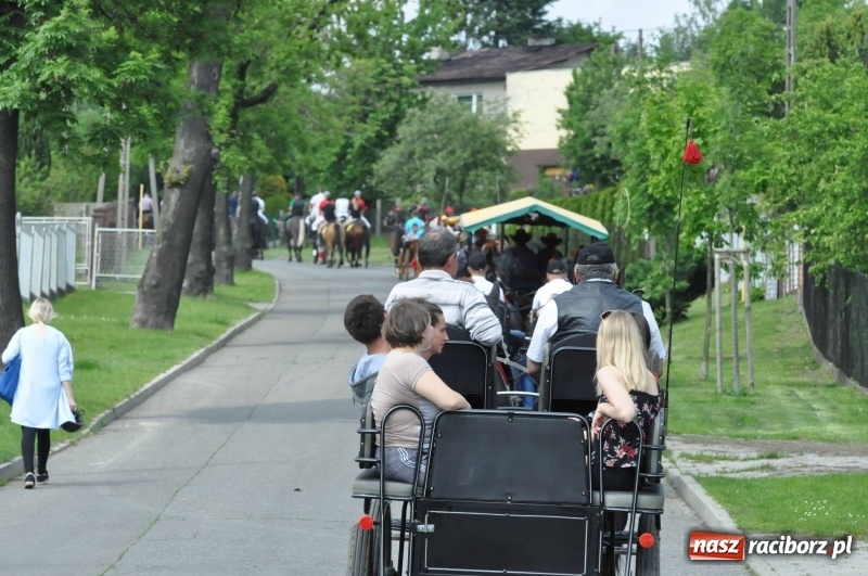 Zdjęcie w galerii na portalu naszraciborz.pl: W Raciborzu Brzeziu poszli ze św. Urbanem [FOTO i WIDEO] wiadomości z regionu