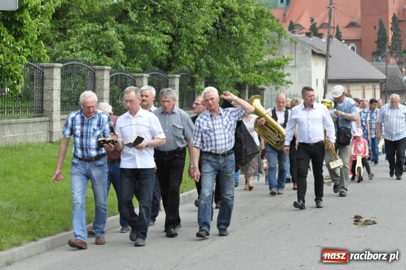 Zdjęcie w galerii na portalu naszraciborz.pl: W Raciborzu Brzeziu poszli ze św. Urbanem [FOTO i WIDEO] wiadomości z regionu