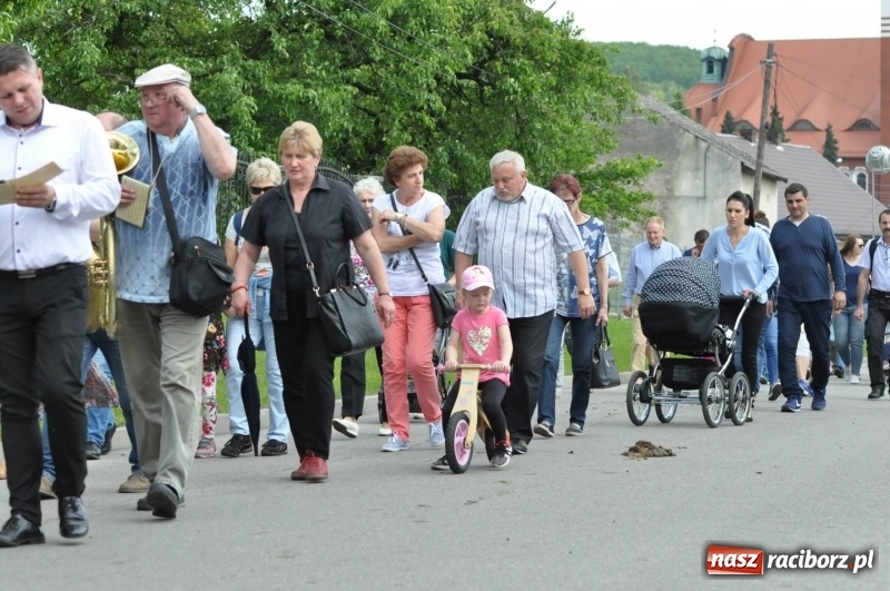 Zdjęcie w galerii na portalu naszraciborz.pl: W Raciborzu Brzeziu poszli ze św. Urbanem [FOTO i WIDEO] wiadomości z regionu