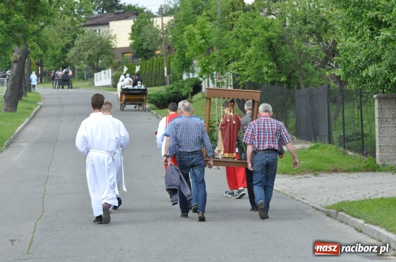 Zdjęcie w galerii na portalu naszraciborz.pl: W Raciborzu Brzeziu poszli ze św. Urbanem [FOTO i WIDEO] wiadomości z regionu
