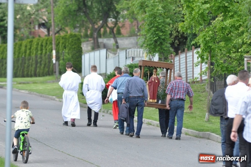 Zdjęcie w galerii na portalu naszraciborz.pl: W Raciborzu Brzeziu poszli ze św. Urbanem [FOTO i WIDEO] wiadomości z regionu