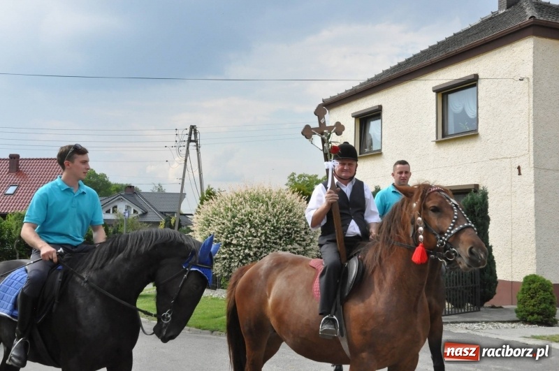 Zdjęcie w galerii na portalu naszraciborz.pl: W Raciborzu Brzeziu poszli ze św. Urbanem [FOTO i WIDEO] wiadomości z regionu