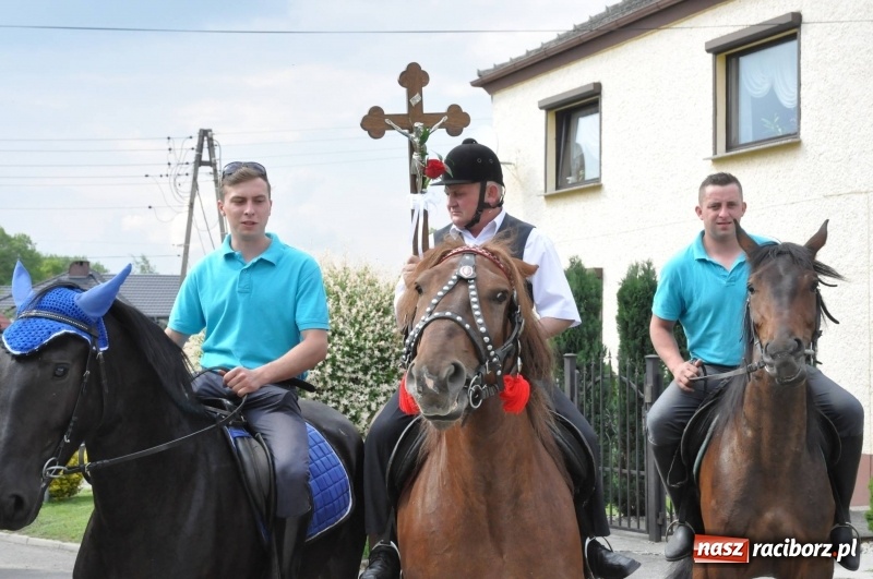 Zdjęcie w galerii na portalu naszraciborz.pl: W Raciborzu Brzeziu poszli ze św. Urbanem [FOTO i WIDEO] wiadomości z regionu