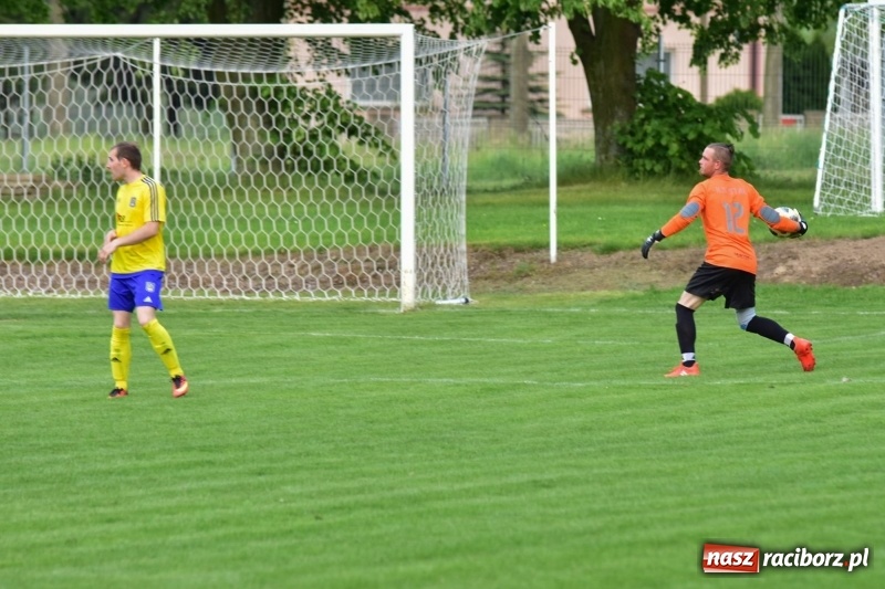 Zdjęcie w galerii na portalu naszraciborz.pl: Krzanowice przechyliły szalę zwycięstwa w pierwszej połowie wiadomości z regionu