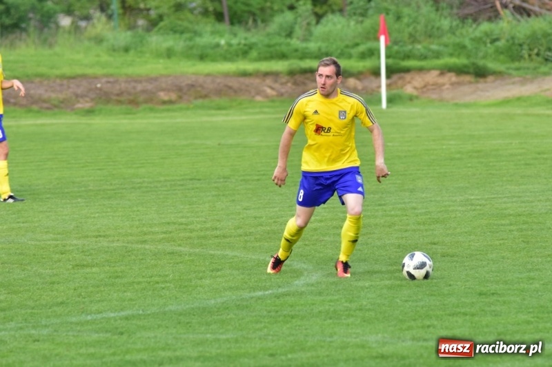 Zdjęcie w galerii na portalu naszraciborz.pl: Krzanowice przechyliły szalę zwycięstwa w pierwszej połowie wiadomości z regionu