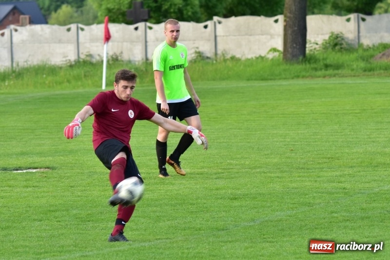 Zdjęcie w galerii na portalu naszraciborz.pl: Krzanowice przechyliły szalę zwycięstwa w pierwszej połowie wiadomości z regionu