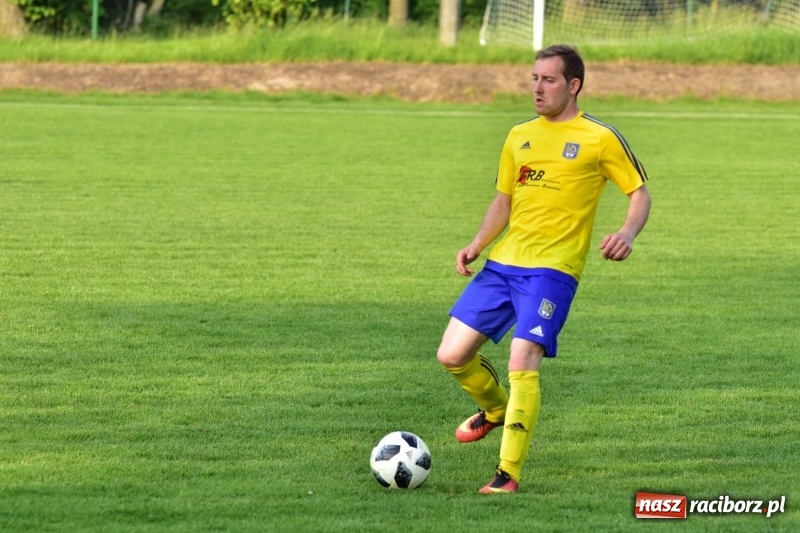 Zdjęcie w galerii na portalu naszraciborz.pl: Krzanowice przechyliły szalę zwycięstwa w pierwszej połowie wiadomości z regionu