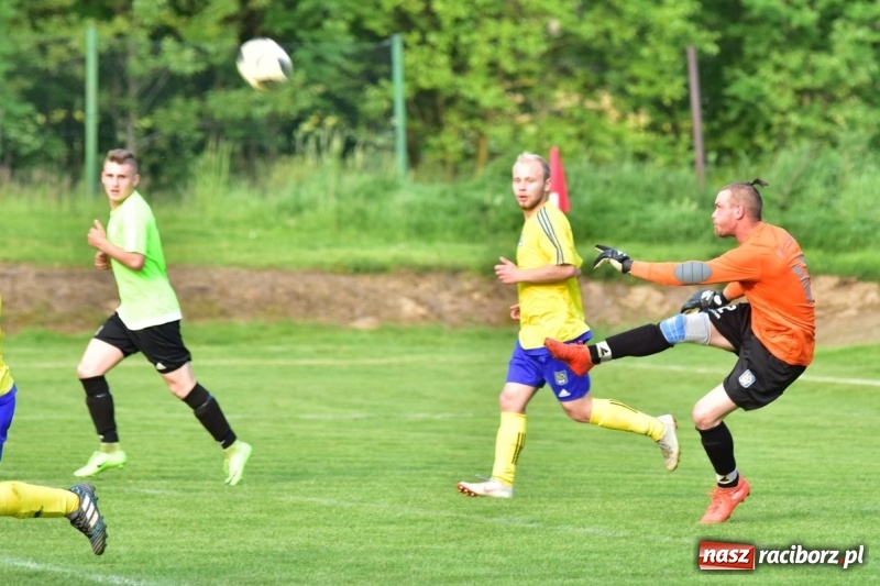 Zdjęcie w galerii na portalu naszraciborz.pl: Krzanowice przechyliły szalę zwycięstwa w pierwszej połowie wiadomości z regionu