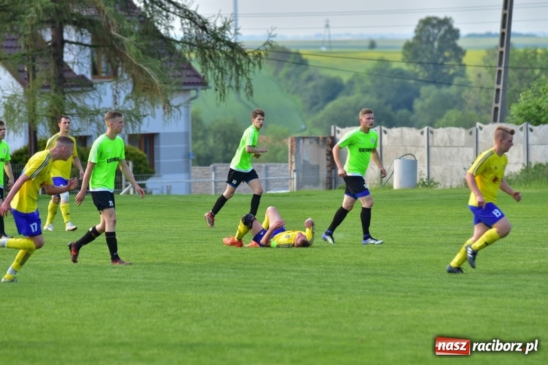 Zdjęcie w galerii na portalu naszraciborz.pl: Krzanowice przechyliły szalę zwycięstwa w pierwszej połowie wiadomości z regionu