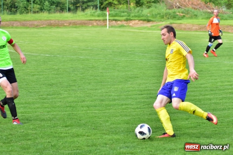 Zdjęcie w galerii na portalu naszraciborz.pl: Krzanowice przechyliły szalę zwycięstwa w pierwszej połowie wiadomości z regionu