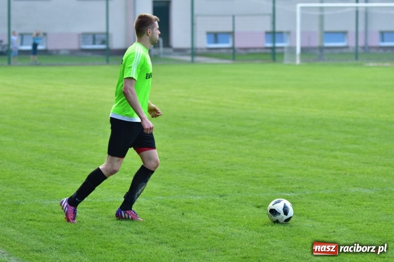 Zdjęcie w galerii na portalu naszraciborz.pl: Krzanowice przechyliły szalę zwycięstwa w pierwszej połowie wiadomości z regionu