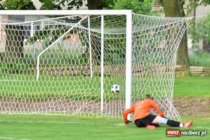 Zdjęcie w galerii na portalu naszraciborz.pl: Krzanowice przechyliły szalę zwycięstwa w pierwszej połowie wiadomości z regionu