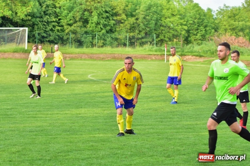 Zdjęcie w galerii na portalu naszraciborz.pl: Krzanowice przechyliły szalę zwycięstwa w pierwszej połowie wiadomości z regionu