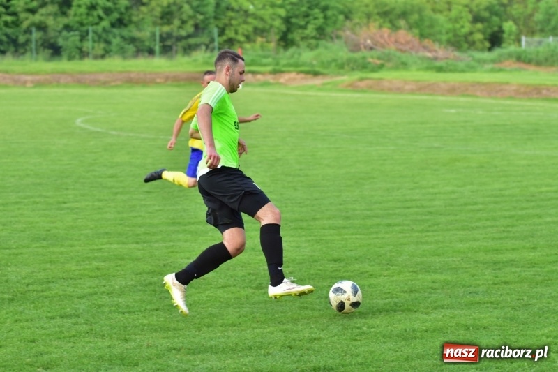 Zdjęcie w galerii na portalu naszraciborz.pl: Krzanowice przechyliły szalę zwycięstwa w pierwszej połowie wiadomości z regionu