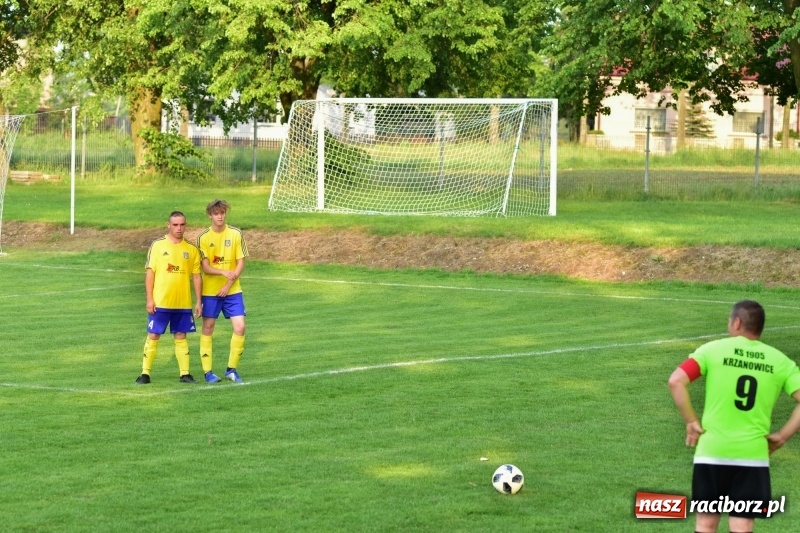 Zdjęcie w galerii na portalu naszraciborz.pl: Krzanowice przechyliły szalę zwycięstwa w pierwszej połowie wiadomości z regionu