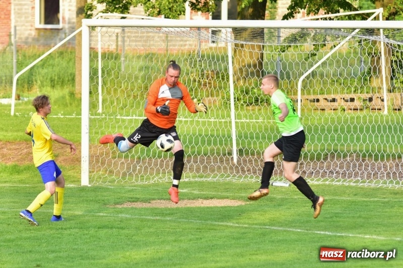 Zdjęcie w galerii na portalu naszraciborz.pl: Krzanowice przechyliły szalę zwycięstwa w pierwszej połowie wiadomości z regionu