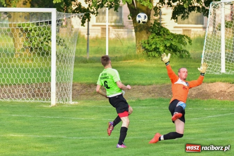 Zdjęcie w galerii na portalu naszraciborz.pl: Krzanowice przechyliły szalę zwycięstwa w pierwszej połowie wiadomości z regionu