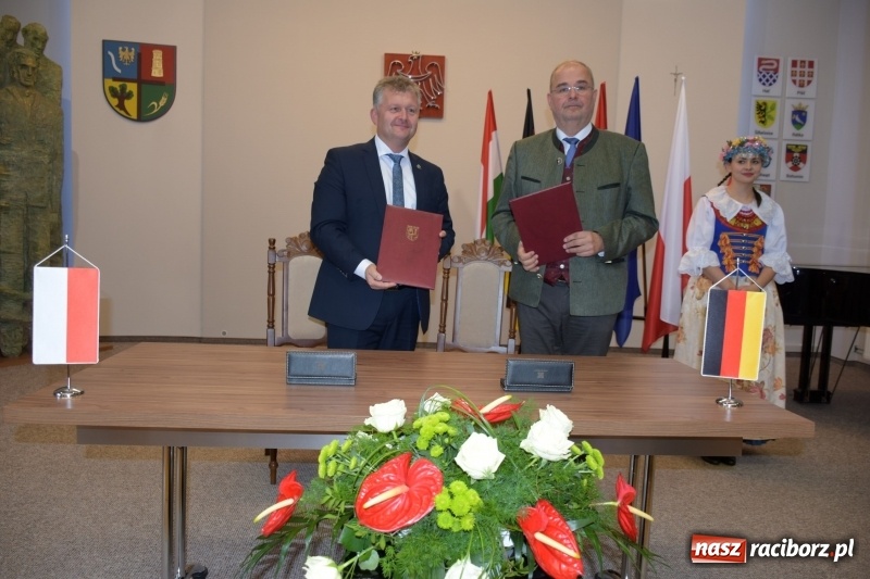 Zdjęcie w galerii na portalu naszraciborz.pl: Koncert majowy i jubileusz partnerskich gmin  wiadomości z regionu